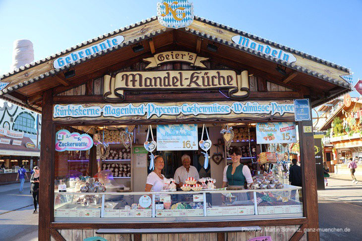 Lisa und Helga Geier @ Geier's Mandel-Küche auf der Wiesn 2023 - gebrannte Mandeln seit über 50 Jahren auf dem Oktoberfest (©Foto:Martin Schmitz)